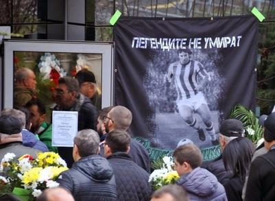 Хиляди се поклониха пред легендата Петко Петков (СНИМКИ)