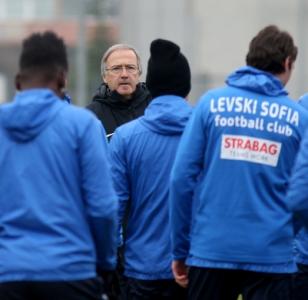 Треньорът на Левски иска контрола в паузата