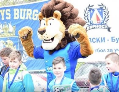 Талисманът на Левски зарадва десетки деца на турнир в Бургас