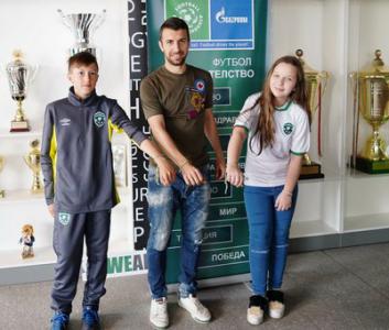 Ученици дариха Херо и Дяков с гривни на футбола и приятелството