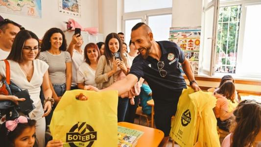 Звезди на Ботев зарадваха първолаците в 4 пловдивски училища