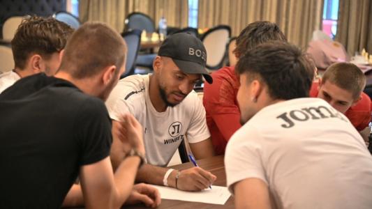 Локомотив Пловдив разнообрази лагера в Белек с викторина