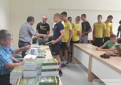 Легендарно трио изненада малките 