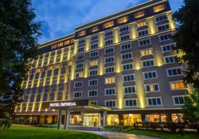 ИЗВЪНРЕДНО: Тотнъм блокира цял хотел със 190 стаи за 60 човека