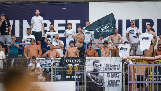 Меле между фенове беляза мач от турнира за Купата на България Меле между фенове беляза мач от турнира за Купата на България