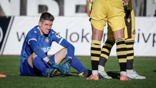 Вратарят на Ботев Пловдив бе ударен с бутилка от привърженици на Локомотив Пловдив