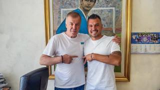 Валери Божинов официално приключи с Левски, дари заплатите си на клуба