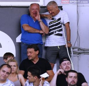 СКАНДАЛ! Феновете на Локомотив Пловдив към Крушарски: Времето ти изтече!