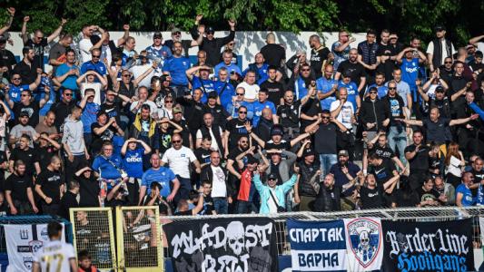 Дива радост сред феновете на Спартак, носиха треньора на ръце