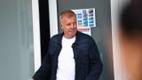 Наско Сираков изгледа тренировката на Левски