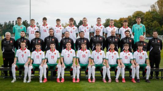 България U17 игра цял мач с човек повече, но не би Естония