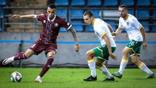 Беларус - България 0:0, без голове до почивката, впечатляващи изяви на вратаря на символичните домакини