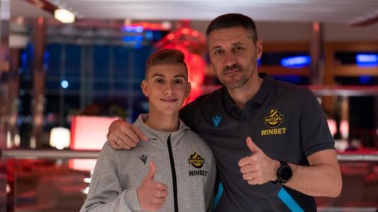 Юноша подписа първи професионален договор с Ботев (Пловдив)