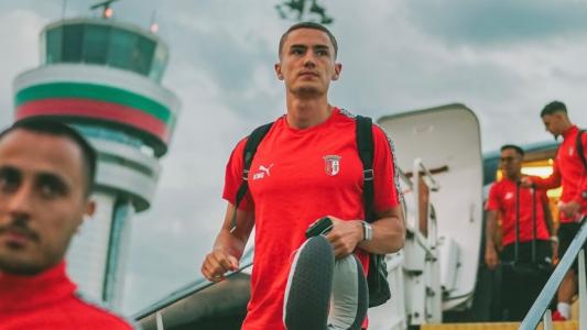 Фенове на Левски организираха среднощна заря за Брага