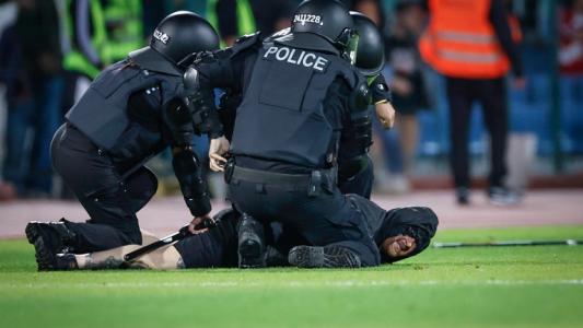 ГАЛЕРИЯ: Нахлуването на фенове на сектор 