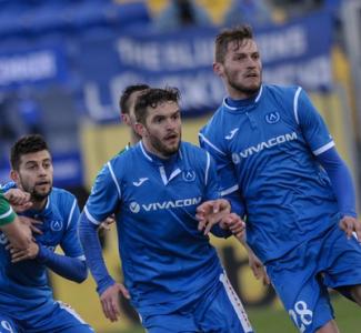 Феновете на Левски нападнаха футболистите