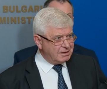 Здравният министър обяви, че ще има нови мерки за феновете по стадионите
