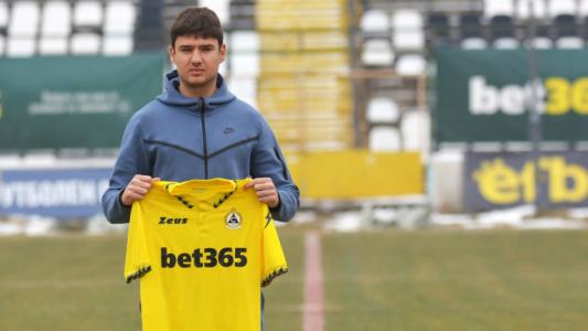 Славия иска да задържи бивш вратар на Левски