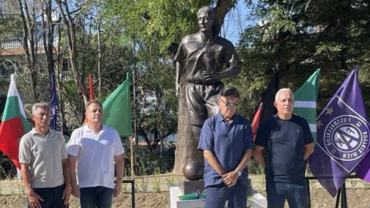 Ицо Стоичков и Боби Михайлов рамо до рамо при откриването на паметника на Туньо (СНИМКИ И ВИДЕО)