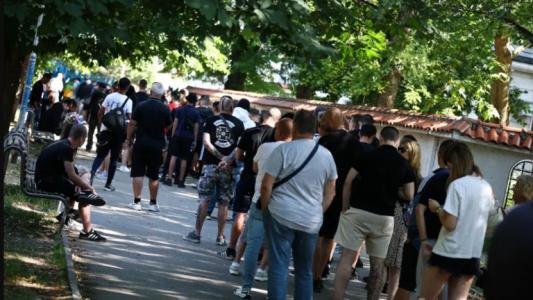 Дълга опашка за билети на 