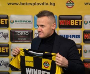 Новият треньор на Ботев (Пловдив) започва чистката в отбора