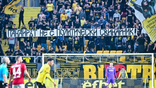 Фенове на Ботев (Пловдив) свалиха фланелките на футболистите