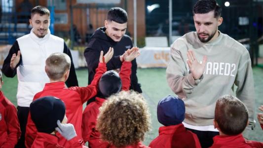 Играчи на ЦСКА тренираха с малките футболисти