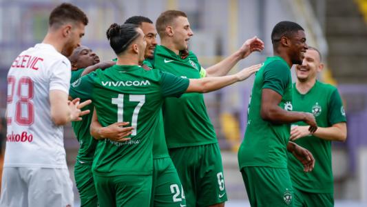 Лудогорец оцеля на дузпи и вдигна Суперкупата пред шепа хора