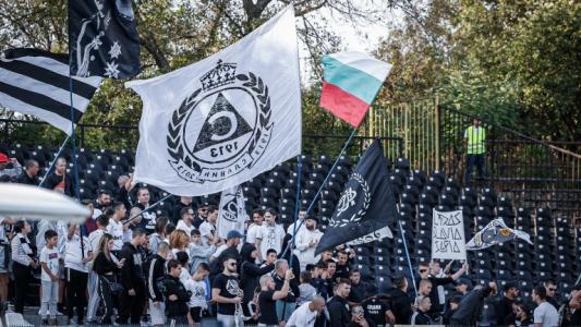 Феновете на Славия почистиха стадиона