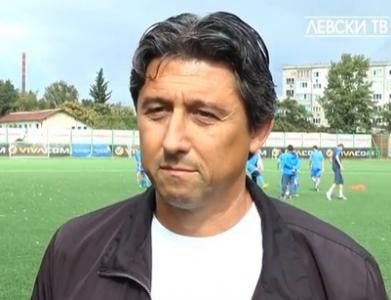 Слагат осветление на едно от игрищата на 