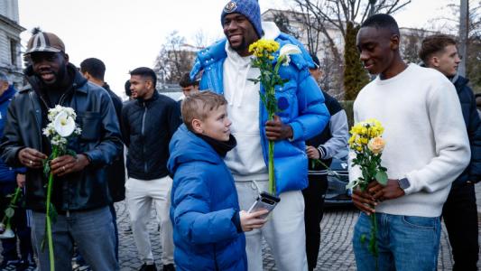 Звездите на Левски поднесоха цветя и венци пред паметника на Апостола