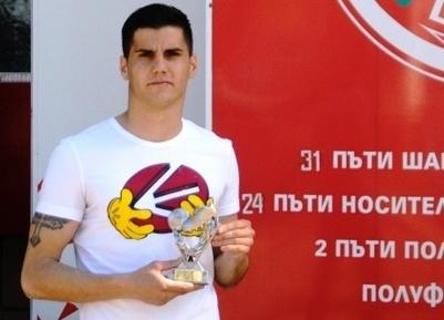 Защитник бяга от Локомотив (Сф)