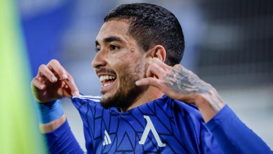 Хиляди запалянковци чакат на опашка, за да се снимат с Уелтън на 