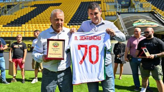 Легенди на Ботев Пловдив окуражават играчите преди дербито с Локомотив Легенди на Ботев Пловдив окуражават играчите преди дербито с Локомотив