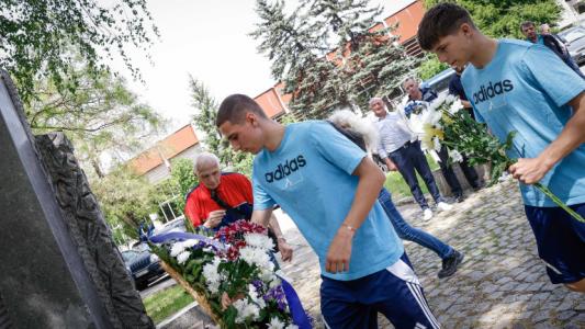 Левски поднесе цветя пред паметника на Георги Аспарухов