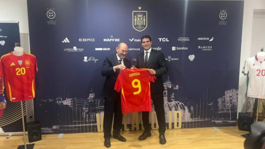 Георги Иванов получи фланелка на Испания за подарък