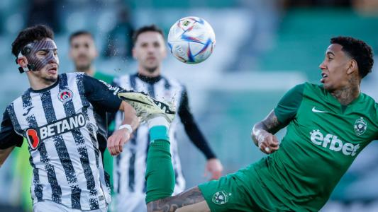 Черни облаци над 