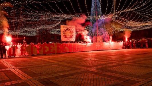 Червени Шопи с мощно пиро шоу и послание: Ще грее вечно твоята звезда!