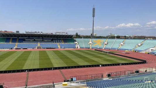 Продължава подмяната на тревното покритие на Националния стадион 