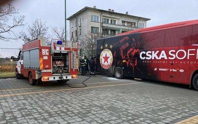 Теглят с буксир автобуса на ЦСКА от паркинга в Коматево