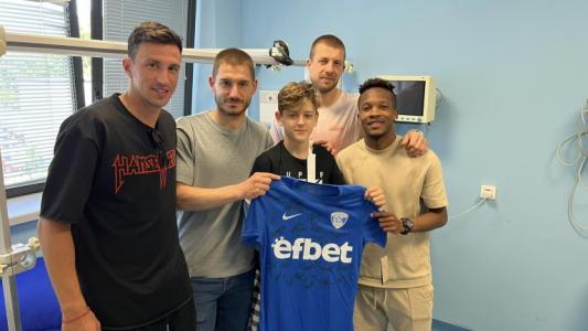 Играчи на Спартак (Варна) вдъхнаха кураж на контузен юноша