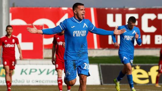 Бивш футболист на Левски е близо до завръщане в Първа лига