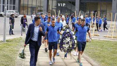 Левскарите поднесоха цветя и венци на паметника на Гунди