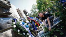 Левски поднесе цветя на гроба на Гунди и Котков