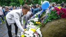 Левски поднесе цветя в градинката на Могилката